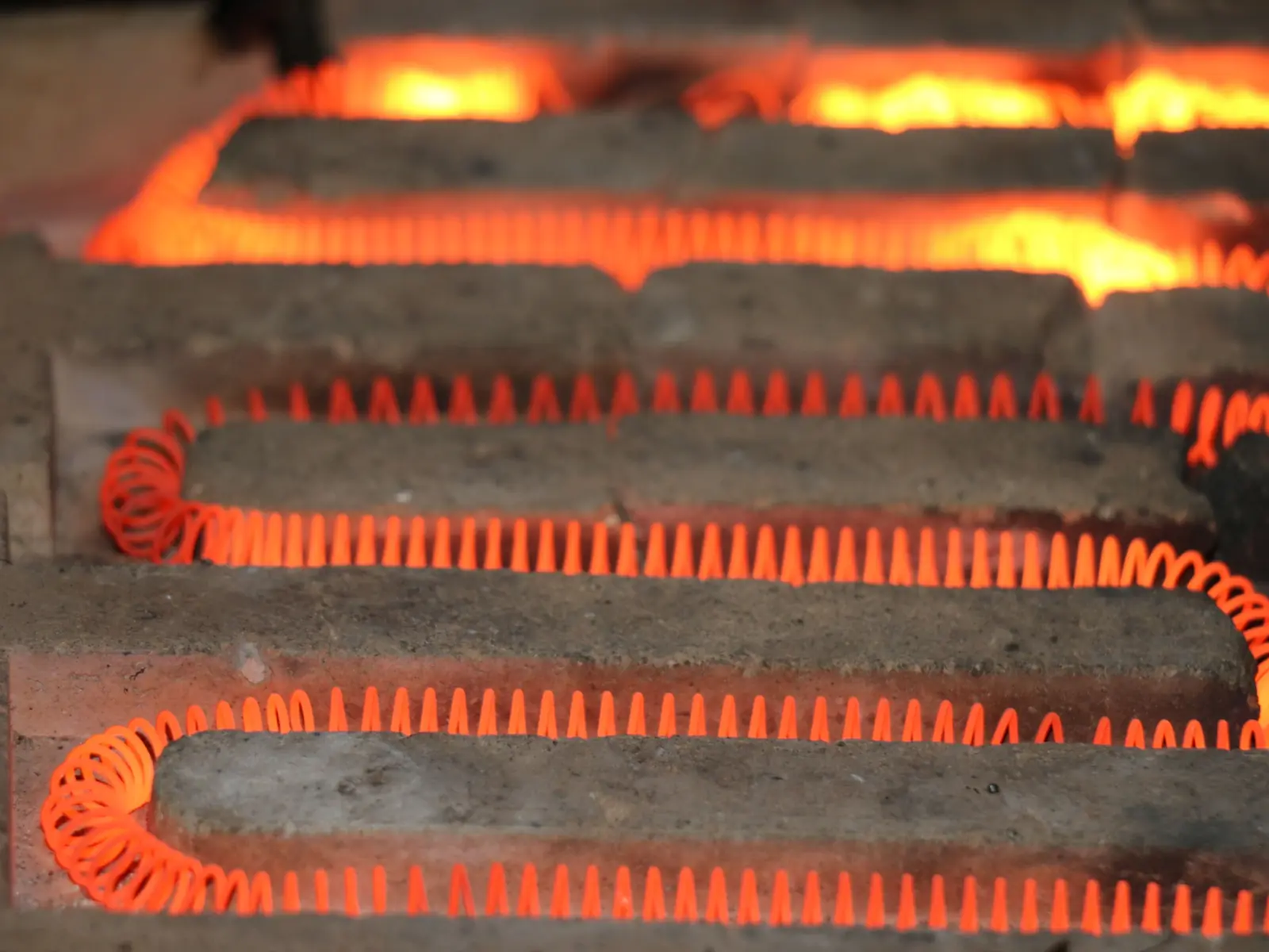 Resistencias eléctricas al rojo sobre bloques refractarios, el núcleo de un acumulador