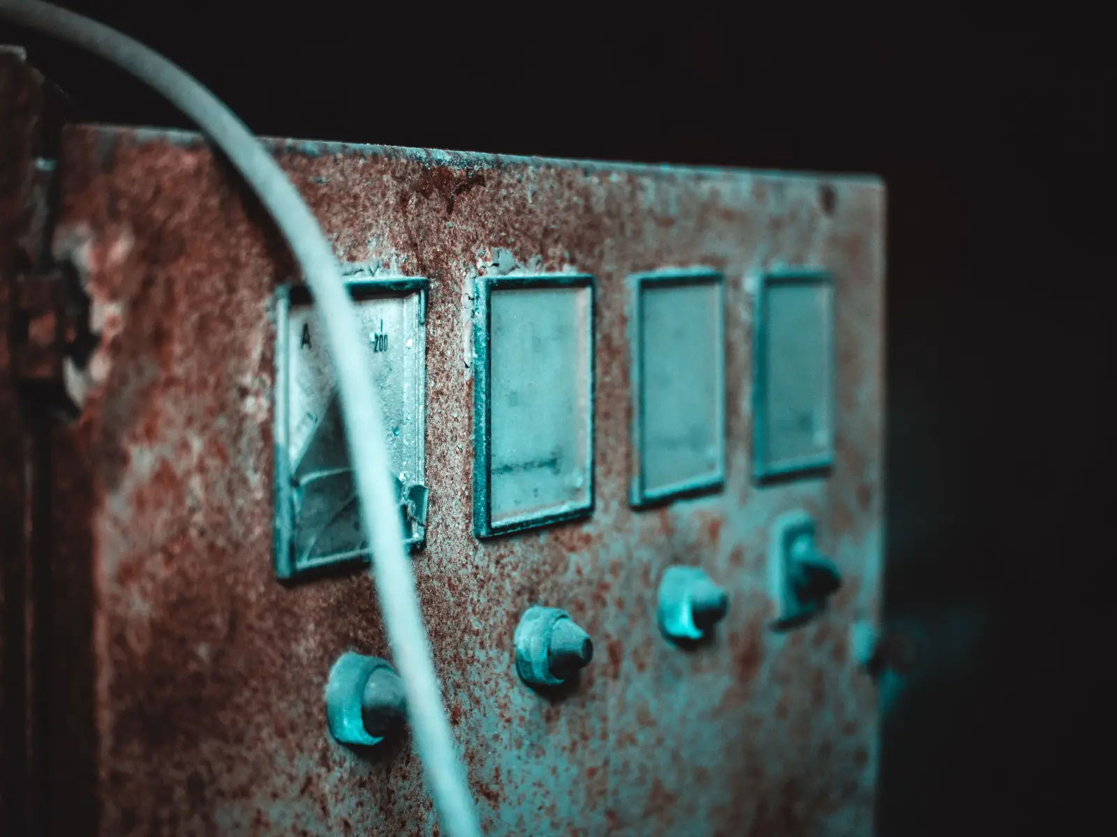 Cuadro eléctrico antiguo con cableado enmarañado y suciedad acumulada de décadas