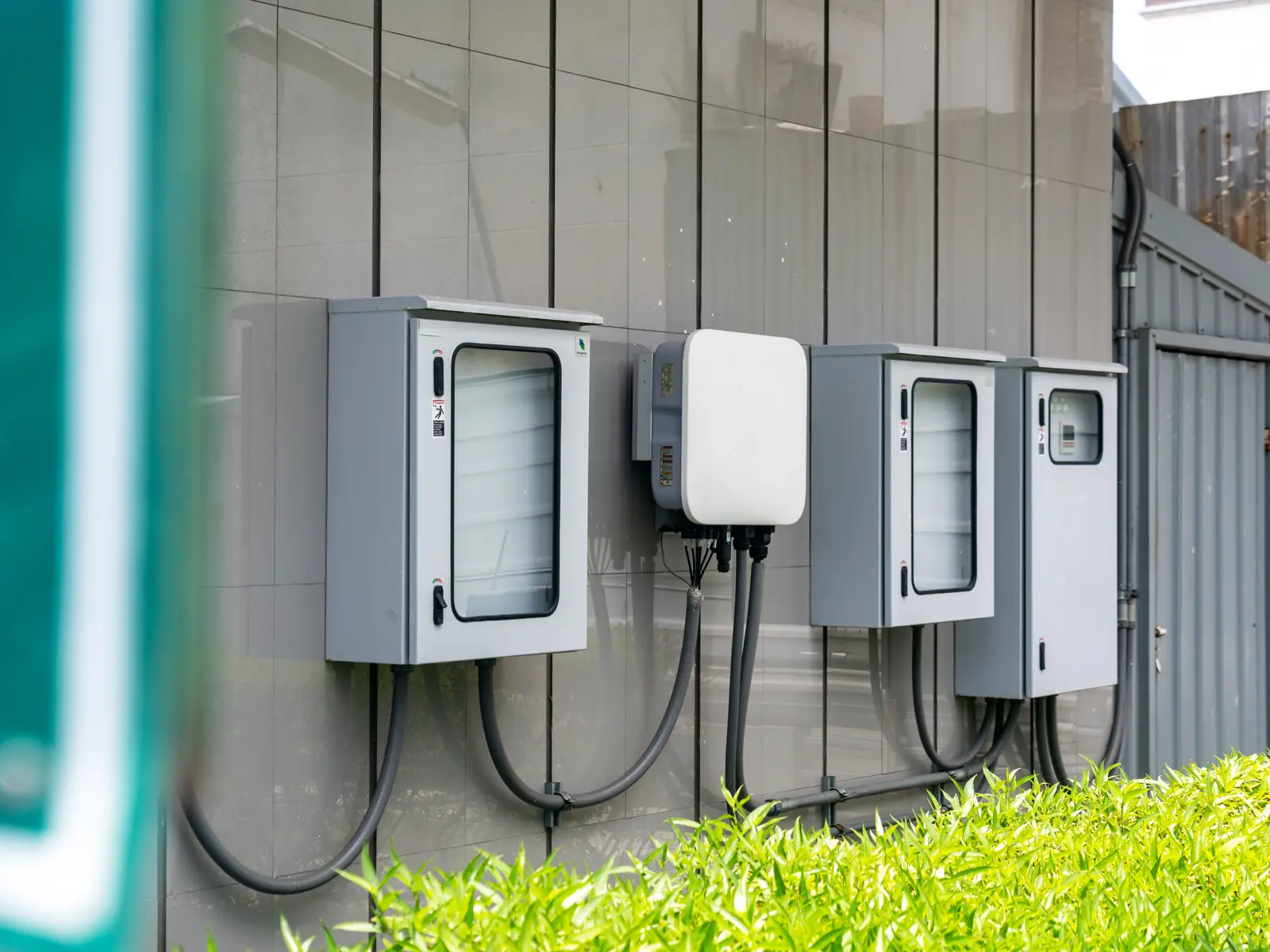 Cuadro de servicios comunes de un edificio con las protecciones repartidas en filas
