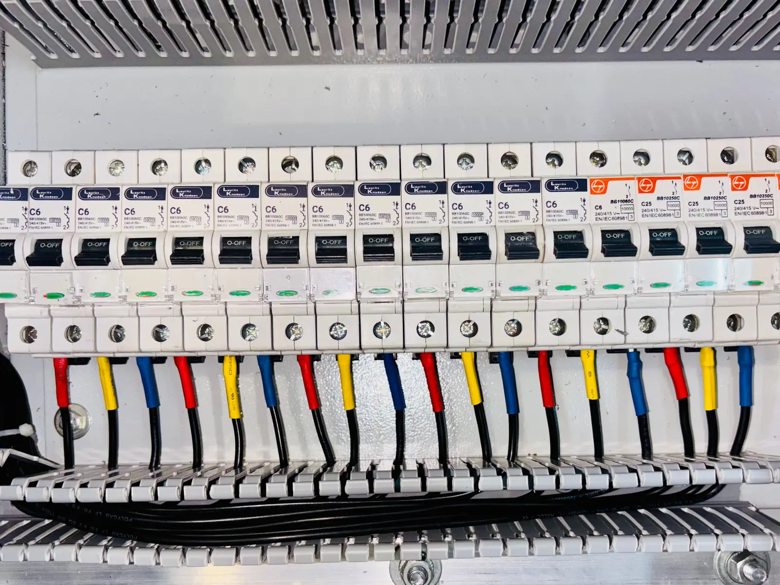 Cuadro eléctrico con dos filas de magnetotérmicos y los circuitos etiquetados