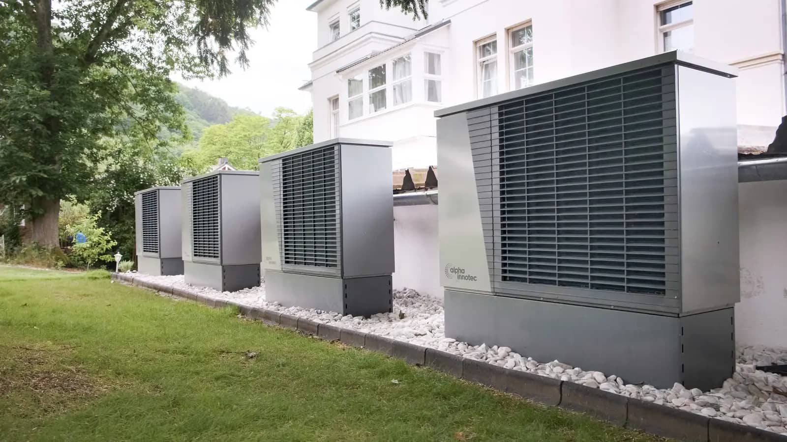 Unidades exteriores de bomba de calor junto a la fachada de un edificio