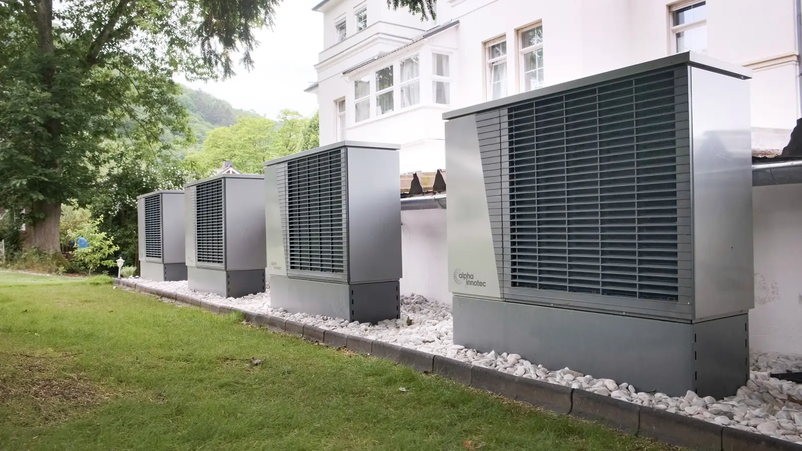 Unidades exteriores de bomba de calor junto a la fachada de un edificio
