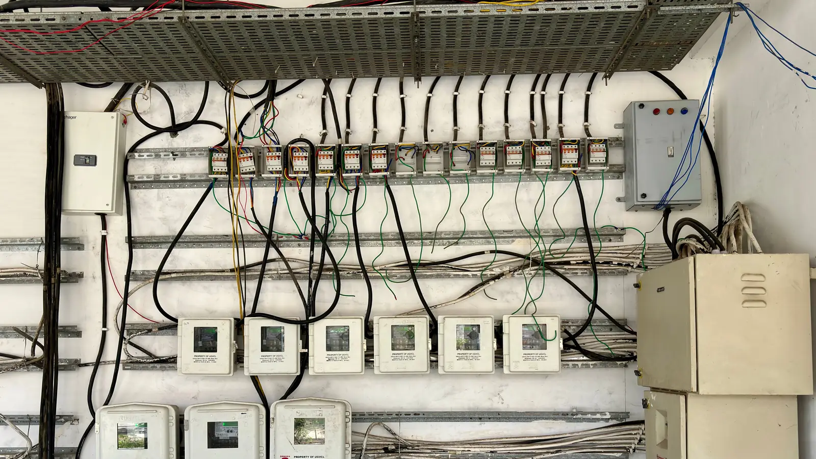 Cuadro de servicios comunes con contadores individuales en un edificio de viviendas